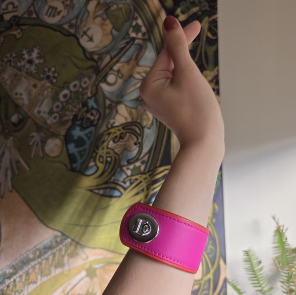 Y2K Coach Poppy Hot Pink Leather Silver Turnlock Cuff Bracelet - Picture 1 of 8